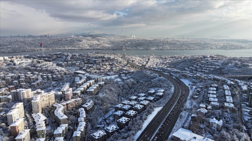 Снежните врнежи продолжуваат во Истанбул и на првиот ден од новата година