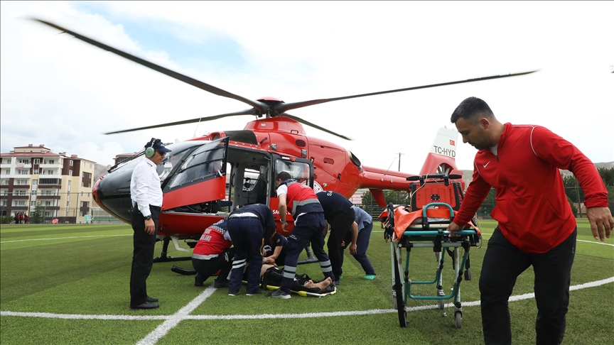 Ambulans helikopter zorlu coğrafyada "hayat uçuşu" gerçekleştiriyor