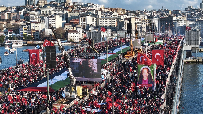 إسطنبول.. انطلاق مسيرة تضامنية مع فلسطين في جسر غالاطة