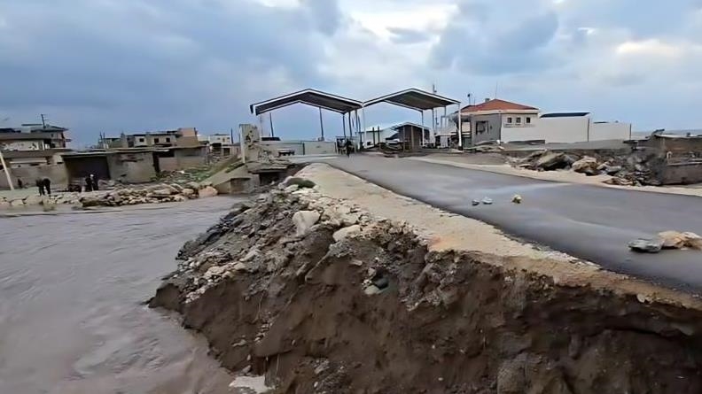 سيول تتسبب في تعطيل منفذ العريضة الحدودي بين سوريا ولبنان