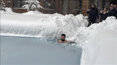 Bolu'da tatilci sıfırın altında 10 derecede buz tutmuş havuza girdi