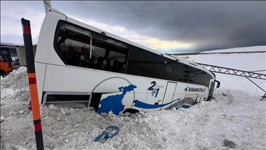 Li Wanê otobês ji rê derket û 11 rêwiyên wê birîndar bûn