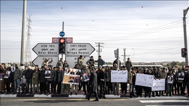 فلسطينيو الداخل يتظاهرون بالنقب تنديدا بقتل مستوطن أحد أبنائهم