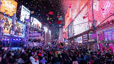 Qindra mijëra njerëz festuan vitin e ri në sheshin "Times Square" në New York