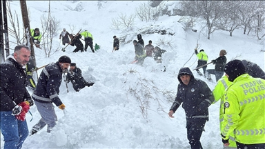 وان.. بەڕێوەچوونی هەڵمەتی ڕزگارکردنی ژنێک کە کەوتووەتە ژێر هەرەسی بەفرەوە