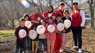 Bitlis'te Türk Kızılay gönüllüleri köyleri dolaşarak ihtiyaç sahiplerine ulaşıyor