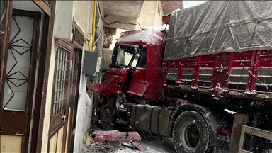 Tokat'ta tırın eve çarpması kameraya yansıdı