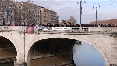 Скокови во реката Тибар, новогодишна традиција во Италија стара 80 години