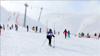 Kayak merkezlerinde yeni yılın ilk gününde yoğunluk yaşandı