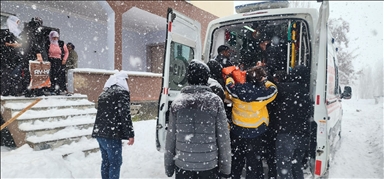 Muş'ta yolu kardan kapanan köydeki hasta ekiplerce hastaneye ulaştırıldı