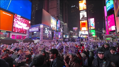 Стотици илјади луѓе ја пречекаа Новата година на Тајмс Сквер во Њујорк