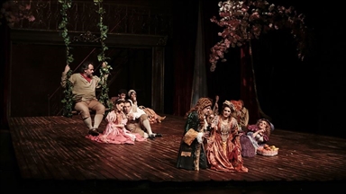 TDT "Alice Harikalar Diyarında" adlı çocuk oyununu sahnelemeyi sürdürüyor