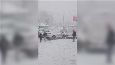 İstanbul'da kar nedeniyle oluşan hasarlı kazalar cep telefonu kamerasında
