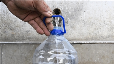 Başkentte su kesintisinden etkilenen vatandaşlar çeşmelerden su temin ediyor