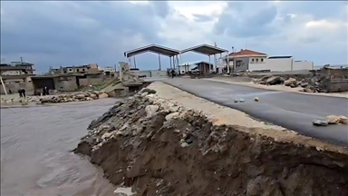 سيول تتسبب في تعطيل منفذ العريضة الحدودي بين سوريا ولبنان