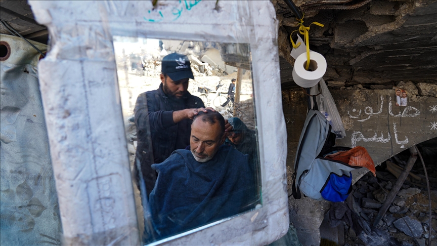 Berberi i Gazës i shërben komunitetit në një hapësirë të improvizuar mbi rrënojat e shtëpisë së tij