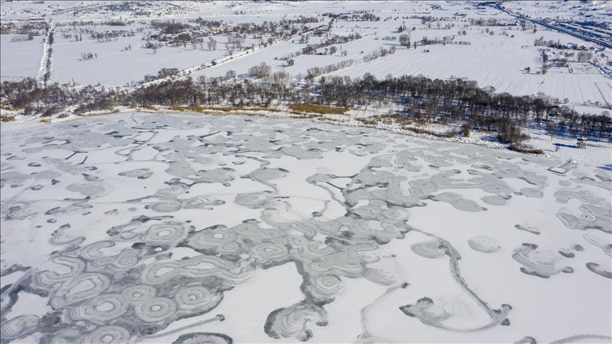 Bolu'da Yeniçağa Gölü'nün yüzeyi buz tuttu