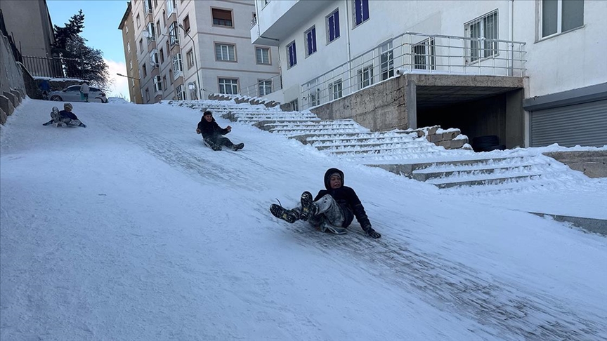 Yozgat'ta çocuklar kar tatilinin keyfini poşet ve tepsilerle kayarak çıkardı