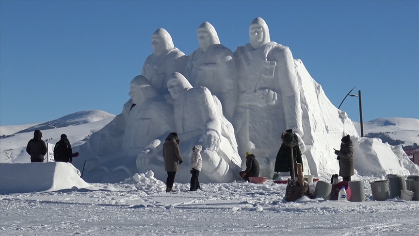 Sarıkamış şehitleri anısına yapılan kardan heykeller tamamlandı