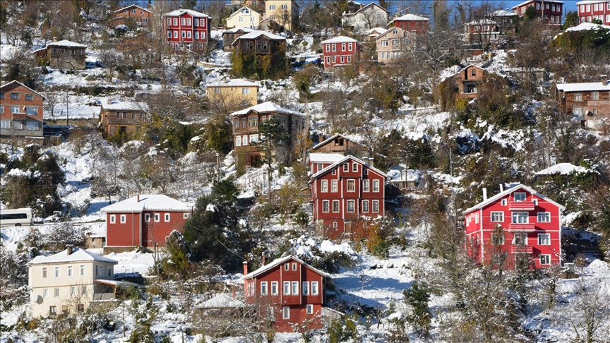 الثلج يرسم لوحة فنية على منازل تاريخية بقسطمونو التركية
