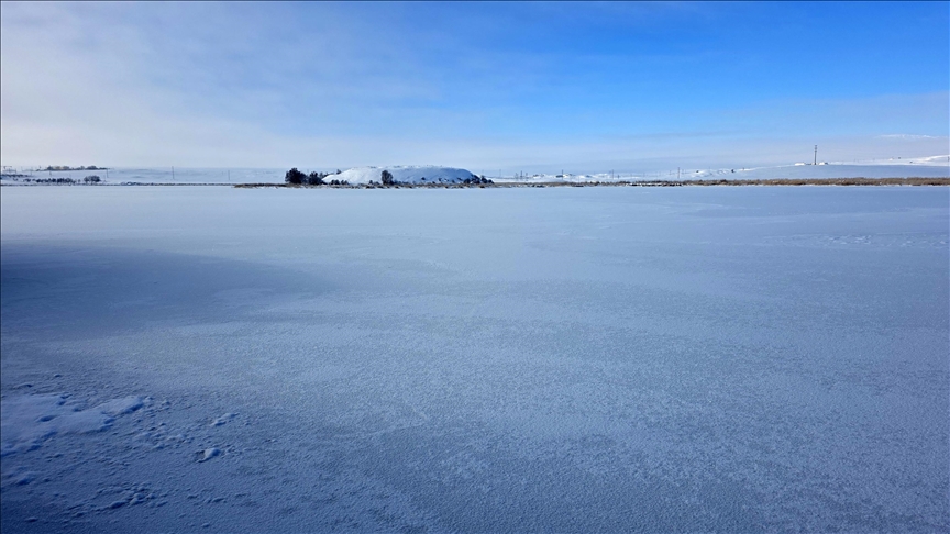 Силниот студ го претвори турското езеро Хафик во пиктурална зимска бајка