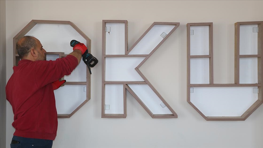 Ahşap meraklısı müdür görev yaptığı okulun mobilyalarını kendi üretiyor