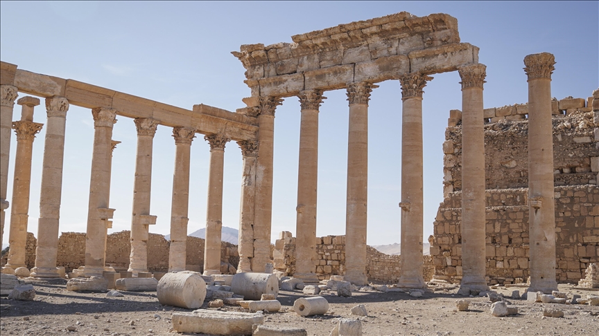 Туристи во посета на античкиот град Палмира во Сирија, во надеж за негова повторна обнова