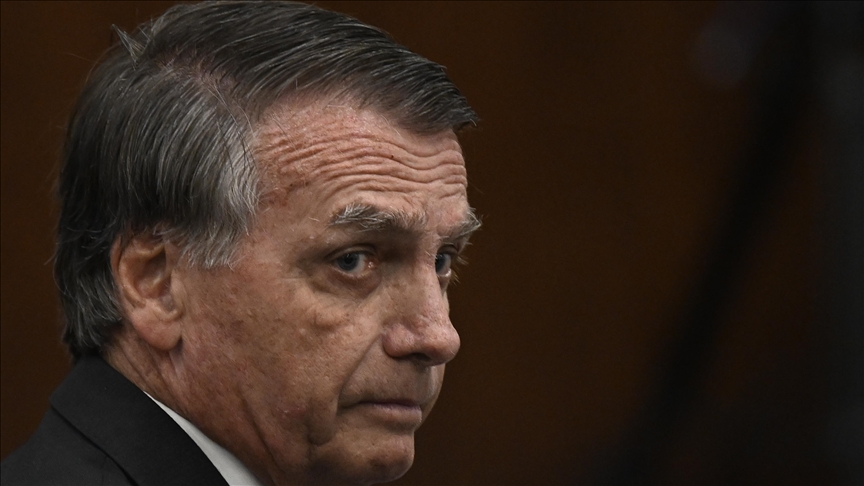 Bolsonaro, ancien président brésilien, sort de l'hôpital après une opération et retourne en prison