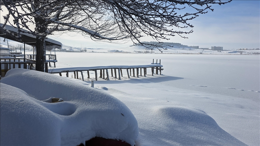 Turqi  i ftohti i ashpër e shndërron liqenin në një mrekulli piktoreske të ngrirë