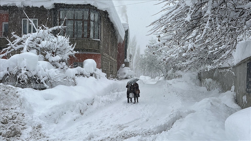 Yurdun birçok bölgesinde kar ve soğuk hava etkili oluyor