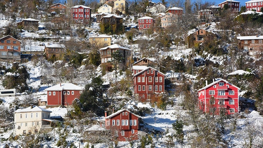 Kastamonu'da tarihi İnebolu evleri karla kaplandı