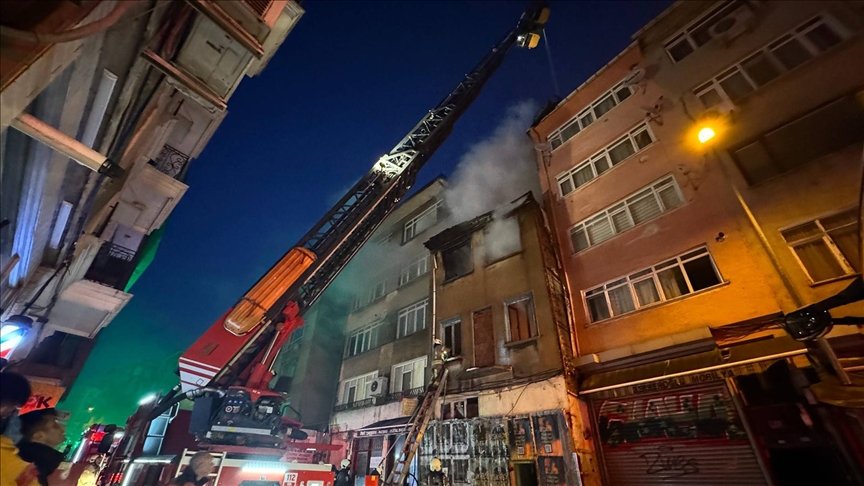 Kadıköy'de metruk binada çıkan yangında pencereden atlayan kişi ağır yaralandı