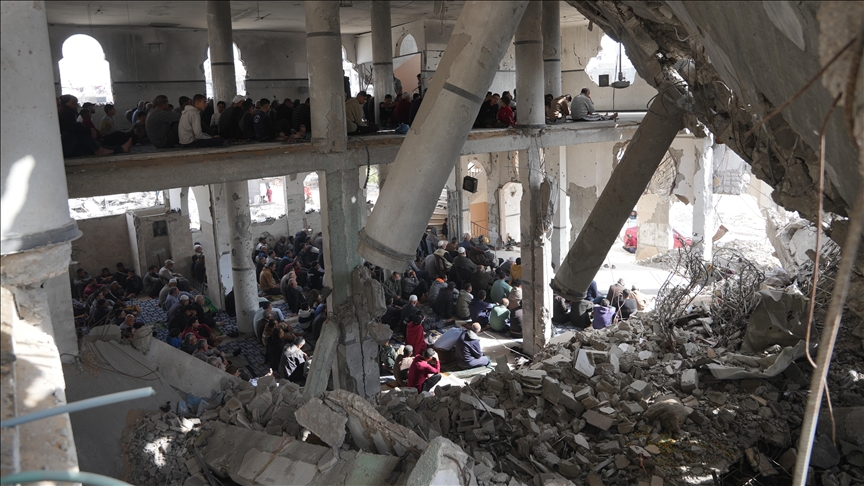 Illegal Israeli settlers injure 15 Palestinians, desecrate mosque in West Bank attacks