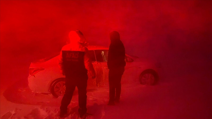 لە ئاگری شەش کەس کە بەهۆی بەفر و کڕێوەوە گیریان خواردبوو ڕزگار کران