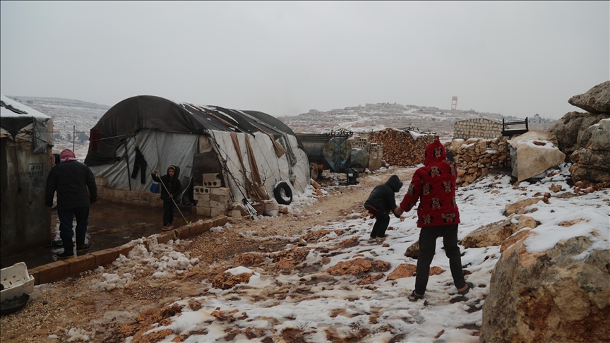 سوری‌ها در اردوگاه‌های چادری ادلب و حلب با زمستان سخت دست‌وپنجه نرم می‌کنند