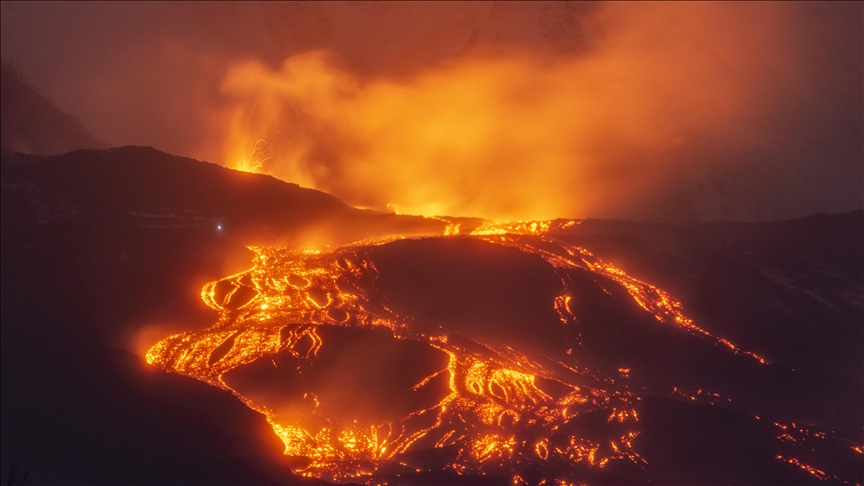Вулканот Етна продолжува да исфрла лава, отворена нова пукнатина на источната страна