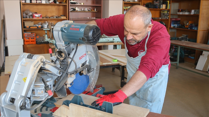 لشغفه بالأخشاب.. مدير مدرسة تركي يصنع أثاث الفصول الدراسية