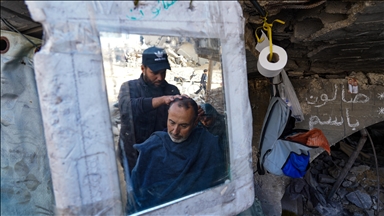 Berberi i Gazës i shërben komunitetit në një hapësirë të improvizuar mbi rrënojat e shtëpisë së tij