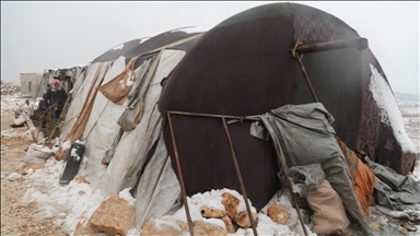 Les Syriens vivant dans les camps de tentes d’Idlib et d’Alep affrontent des conditions hivernales difficiles
