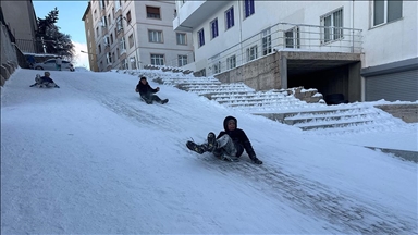 Yozgat'ta çocuklar kar tatilinin keyfini poşet ve tepsilerle kayarak çıkardı