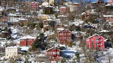 الثلج يرسم لوحة فنية على منازل تاريخية بقسطمونو التركية