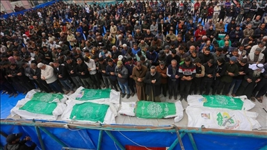 غزة.. فلسطينيون يقيمون صلاة الغائب على قادة من "كتائب القسام"