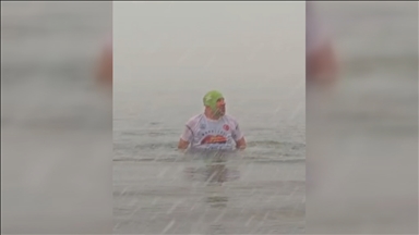 Dondurucu soğukta denizde kulaç attı