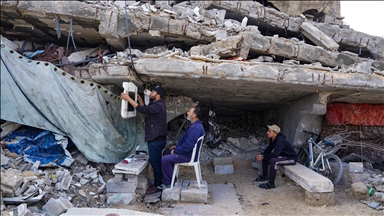 Непоколебливоста на еден татко - бербер од Газа се труди да заработи парче леб работејќи под урнатините