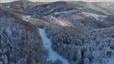 تركيا.. مشاهد جوية خلابة لجبل تشام بحلته البيضاء