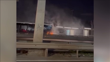 Küçükçekmece'de metrobüsün motorunda çıkan yangın söndürüldü