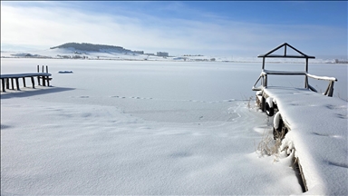 Sivas'ta Hafik Gölü'nün yüzeyi buz tuttu