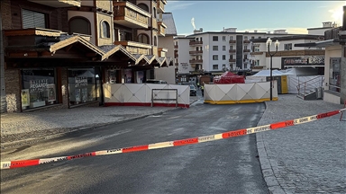 İsviçre'de barda çıkan yangına şampanya şişelerine takılı maytaplı mumların yol açtığı değerlendiriliyor