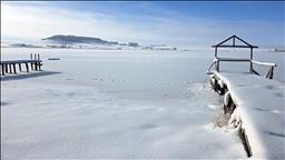 Sivas'ta Hafik Gölü'nün yüzeyi buz tuttu