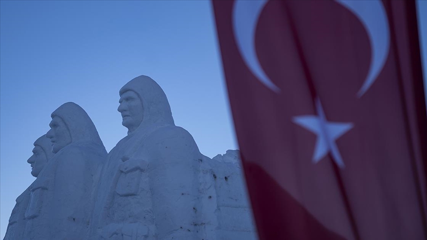Sarıkamış'ta şehitler için yapılan kardan heykeller açıldı